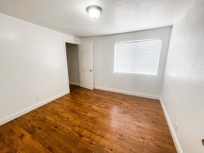 Building Photo - 5 bed/3 bath home in the heart of Spring Valley!