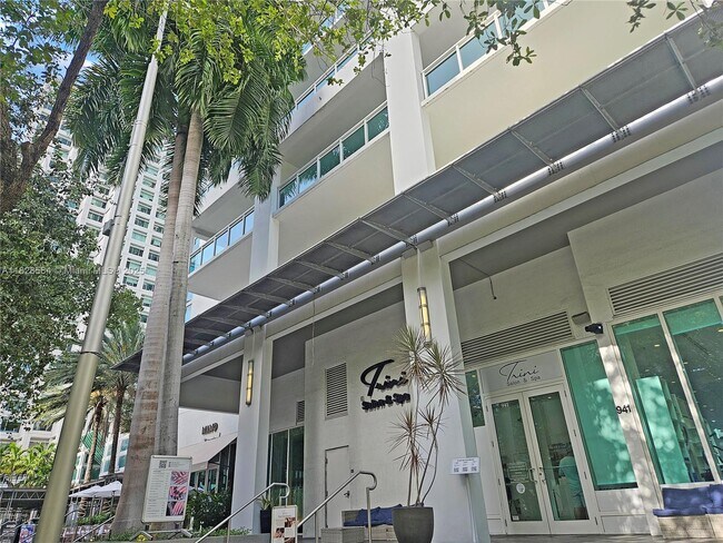Building Photo - 950 Brickell Bay Dr
