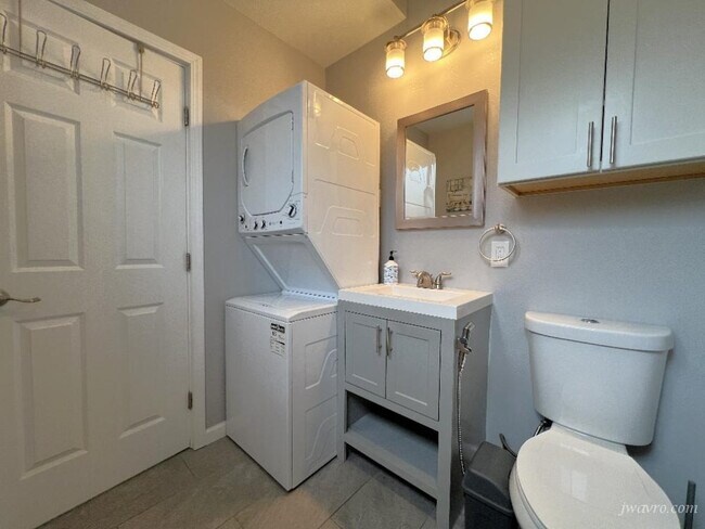 Building Photo - 476 Fiesta Dr