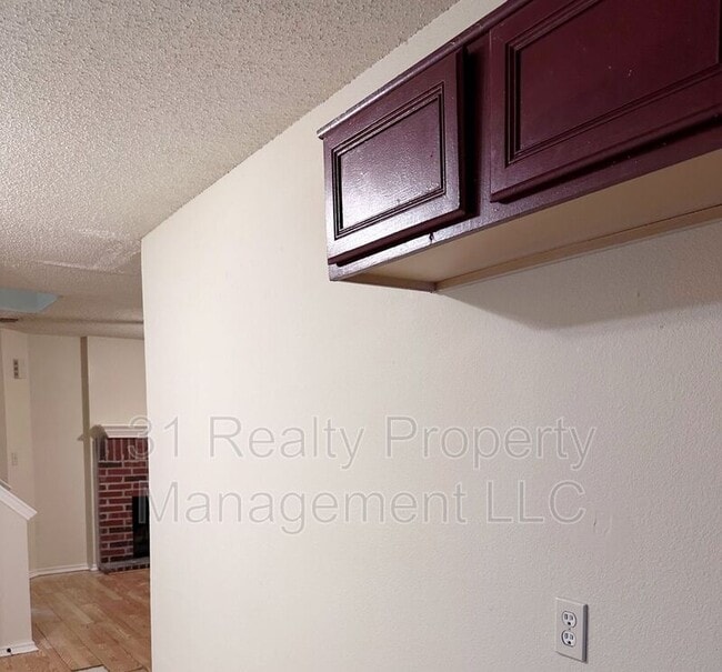 Building Photo - 912 Fairbanks Cir