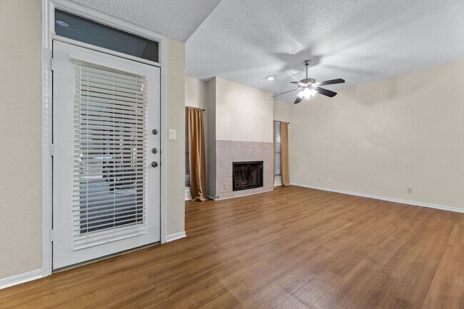 Building Photo - IMMEDIATE MOVE IN: West Campus 2 Bed/2 Bath