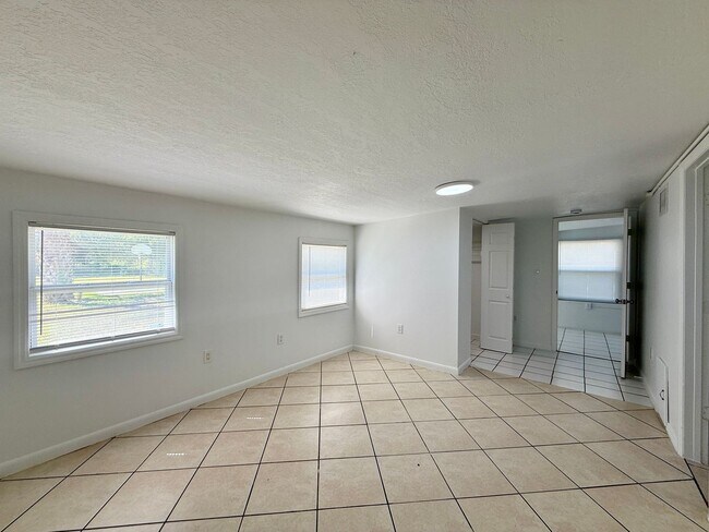 Building Photo - Four Bedroom Bradenton Rental - Large Yard