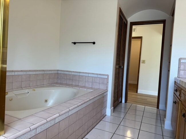 Building Photo - 6517 N San Pedro Ave