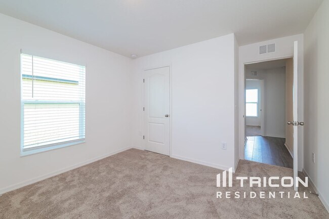 Building Photo - 2045 Amber Sweet Cir