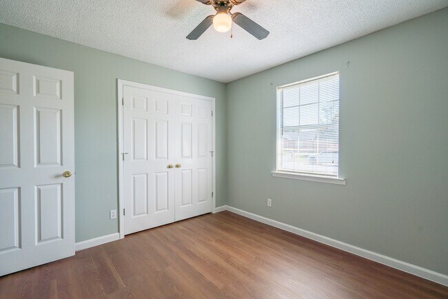 Building Photo - 1464 Flo Zechman Dr