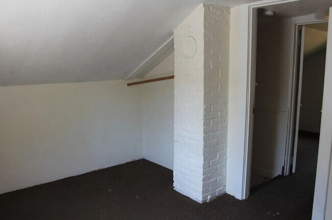 Building Photo - 6 bedroom, 2 Bath Home Available in August!