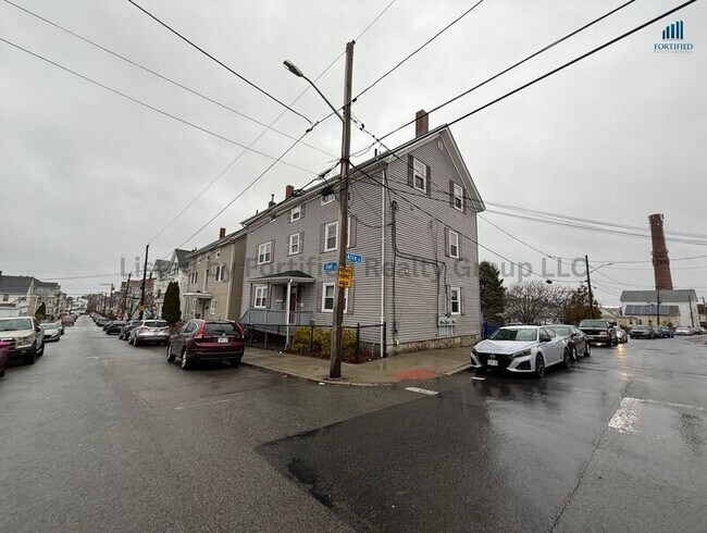 Building Photo - 132 Hall St