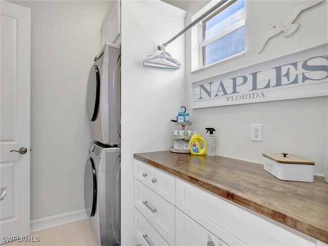 Building Photo - 6096 Dogleg Dr