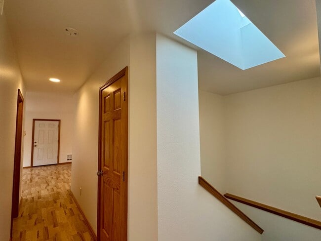 Building Photo - desirable Driftwood Keys daylight rambler...main floor primary suite