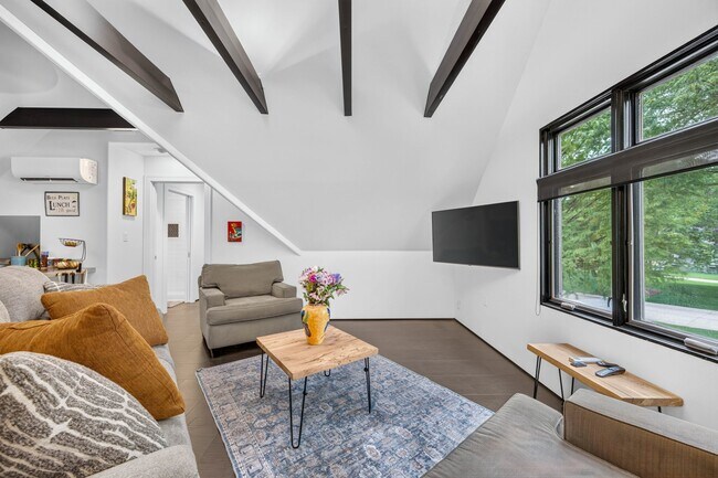 Building Photo - 3625 Woodside Dr