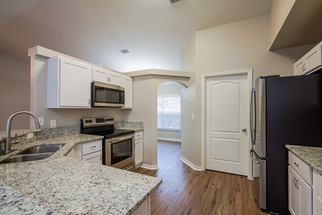 Building Photo - 402 S Dixie Dr