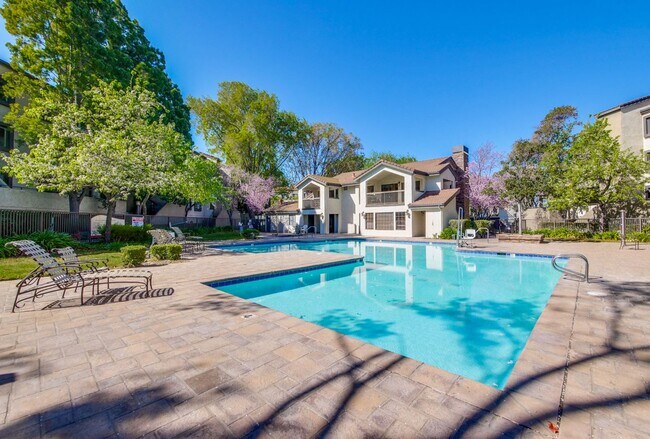 Building Photo - 1 Bed 1 Bath With Lots of Amenities!