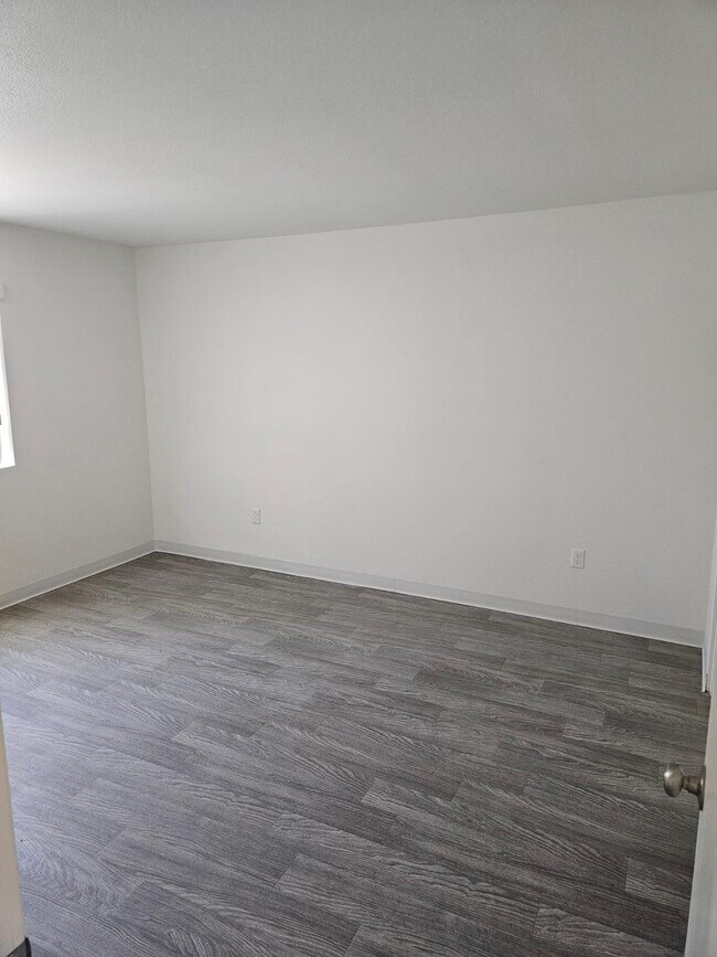 Building Photo - 1241 E Cinnabar Ave