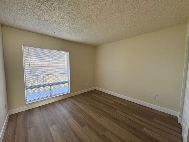 Building Photo - Move-in Ready condo 2/2