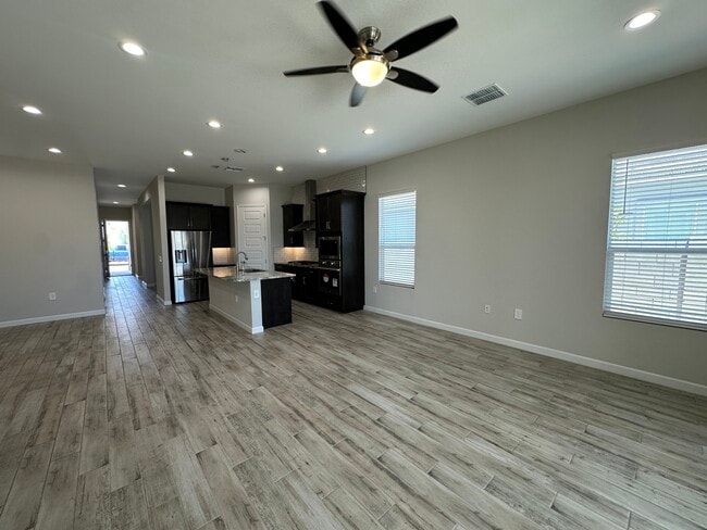 Building Photo - 10319 W Harmony Ln
