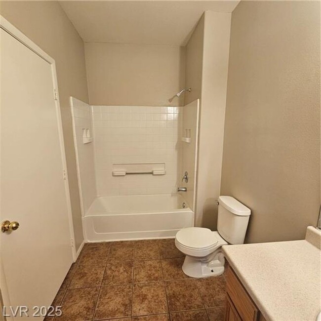 Building Photo - Cozy 2 bedroom 2 bath ground level condo n...