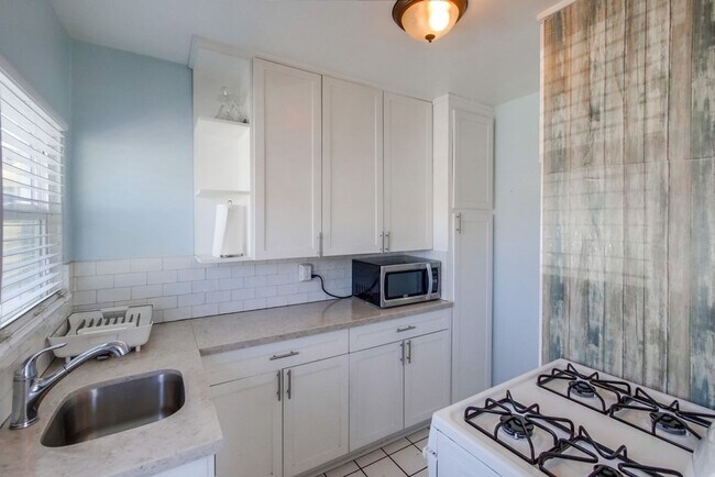 Building Photo - Newly Renovated And Ready For Occupancy