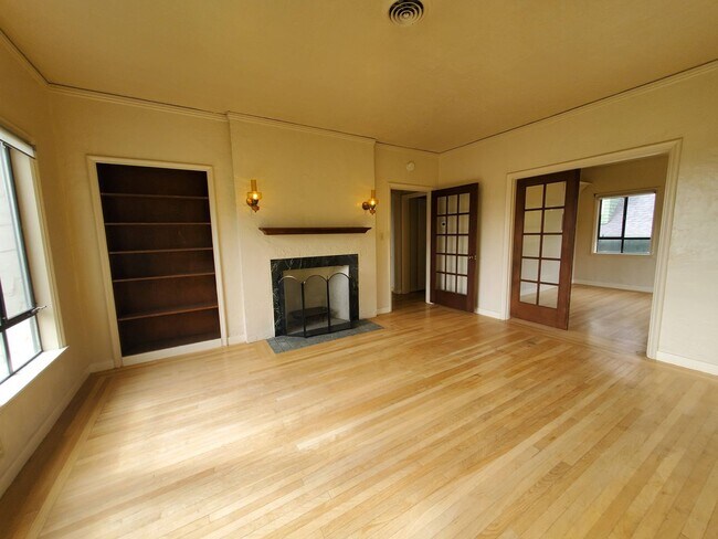 Building Photo - Top Floor Rockridge Two Bedroom Condo with...