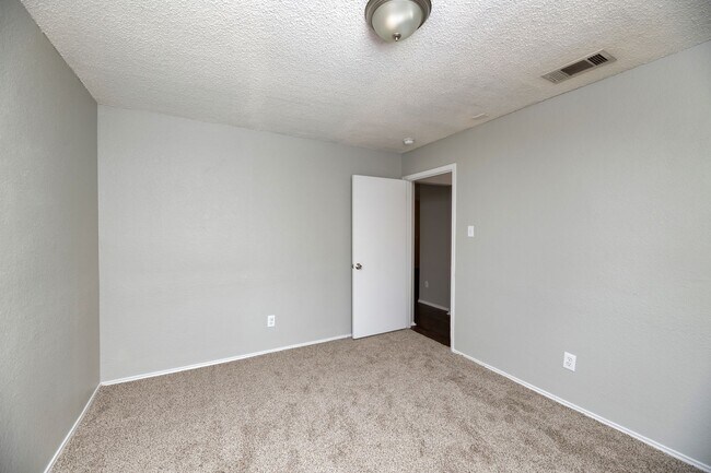 Building Photo - AVAILABLE NOW! NICE 3 BEDROOM HOME LOCATED IN ARLINGTON, TEXAS!