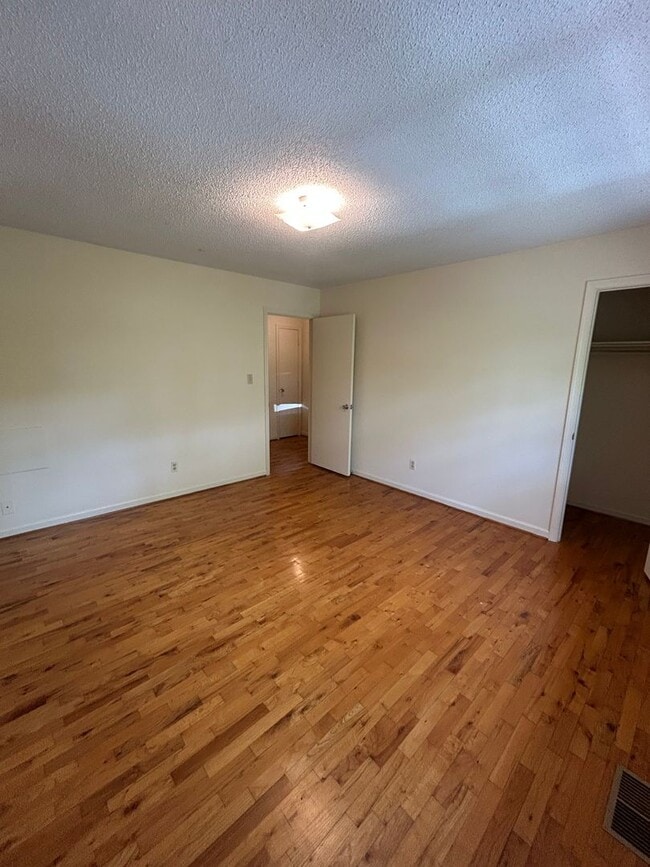 Building Photo - Townhome in the heart of Carrboro! First M...