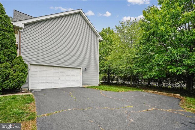 Building Photo - 905 Royal Elm Ct
