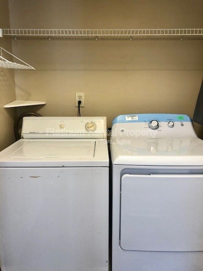 Building Photo - 6574 Meadow Green Cir