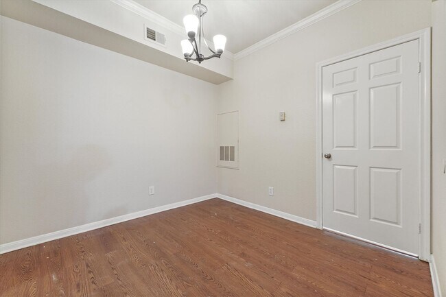 Building Photo - A perfect blend of comfort and convenience!