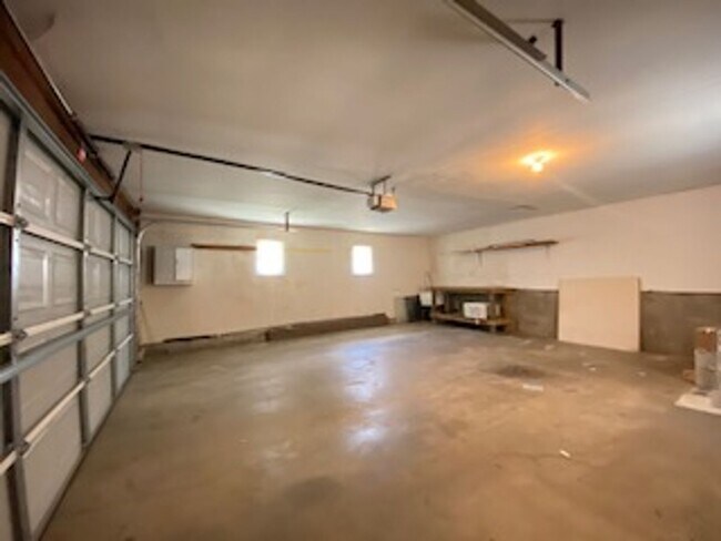 Building Photo - 3 Bedroom Home Available in Elkhart!