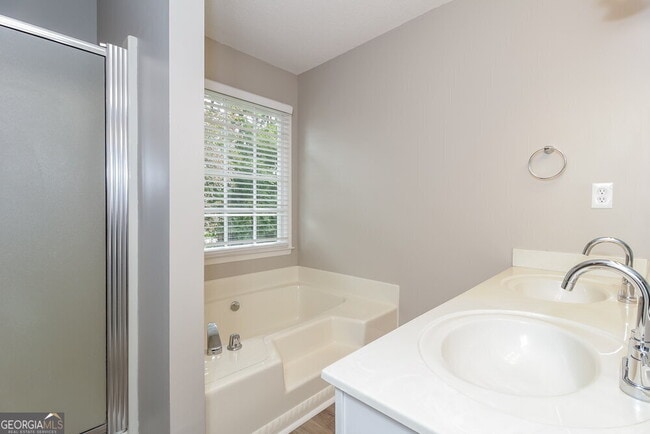 Building Photo - 3330 Dogwood Dr