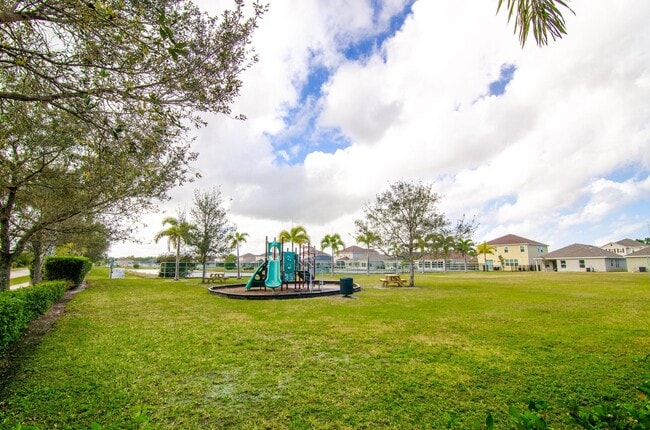 Building Photo - 5600 NW Pine Trail Cir