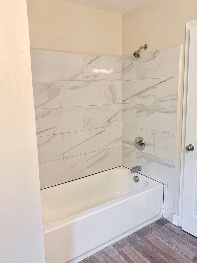 Building Photo - For Rent - 3 Bedroom 1.5 Bath in Valley View!