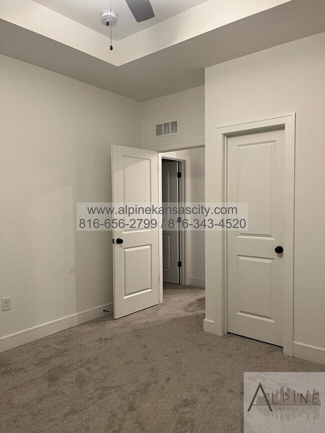 Building Photo - Beautiful Parkville Town Home Coming Soon!