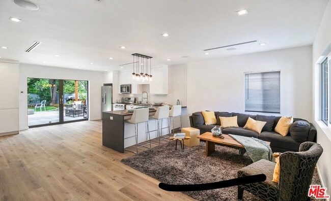 Building Photo - 6046 Fallbrook Ave