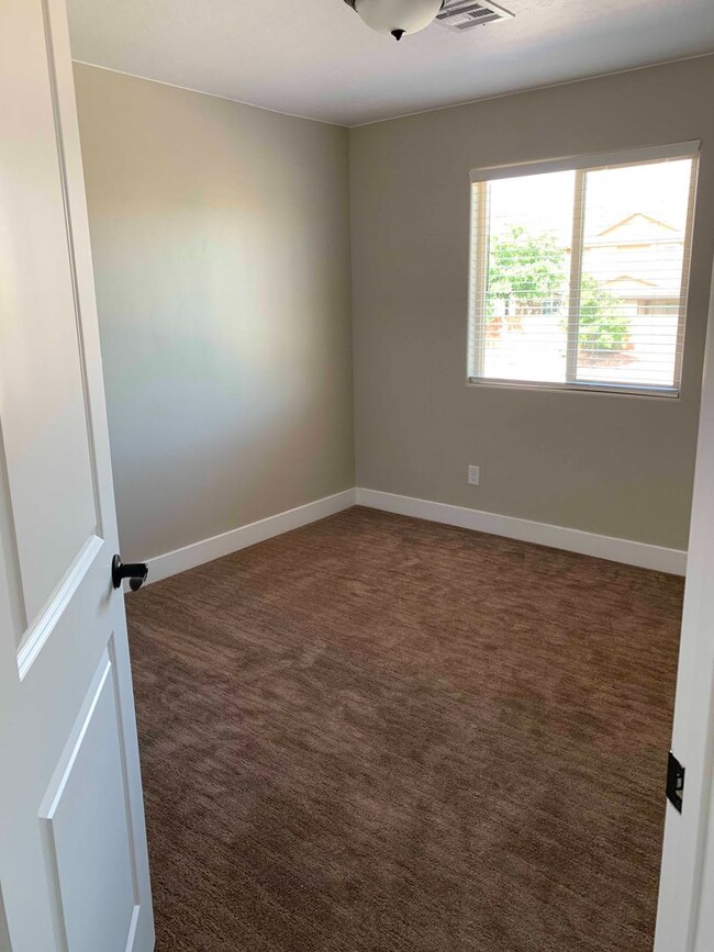 Building Photo - Desert Hills Townhomes, Location, location...