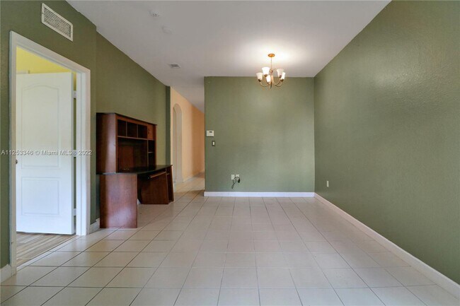 Building Photo - 2711 SE 16th Ave