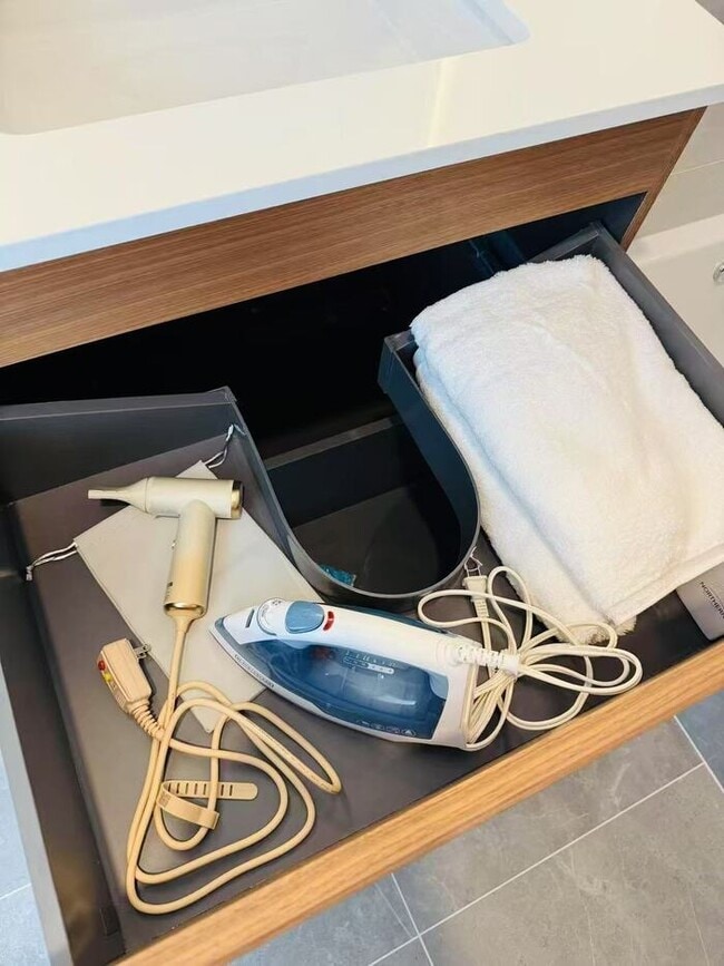 Building Photo - 35-32 Leavitt St