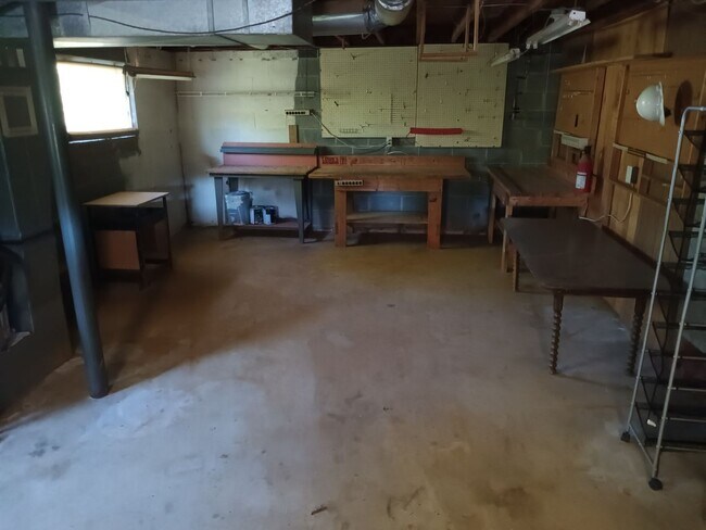 Building Photo - 3 or 4 Bedroom / 2 Bath Home   Kingsport TN