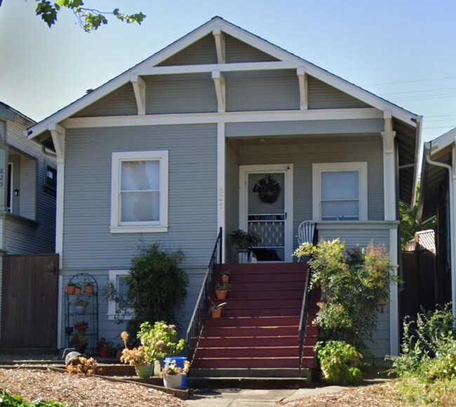 Building Photo - Charming 3-Bedroom Home with Yard – Conven...