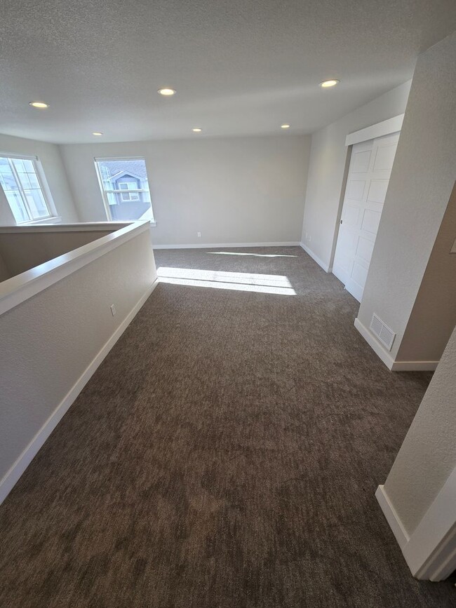 Building Photo - Elegant 3 Bedroom Townhouse with Garage in...