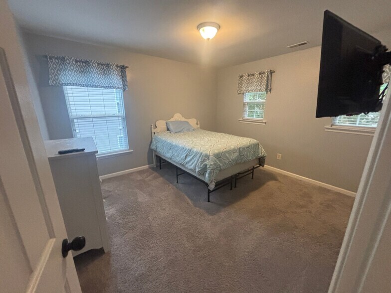 Building Photo - Room in House on Milpass Dr