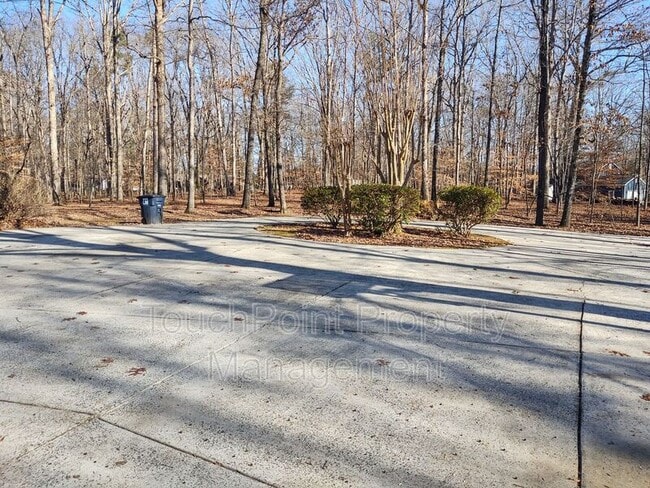 Building Photo - 224 Raintree Dr
