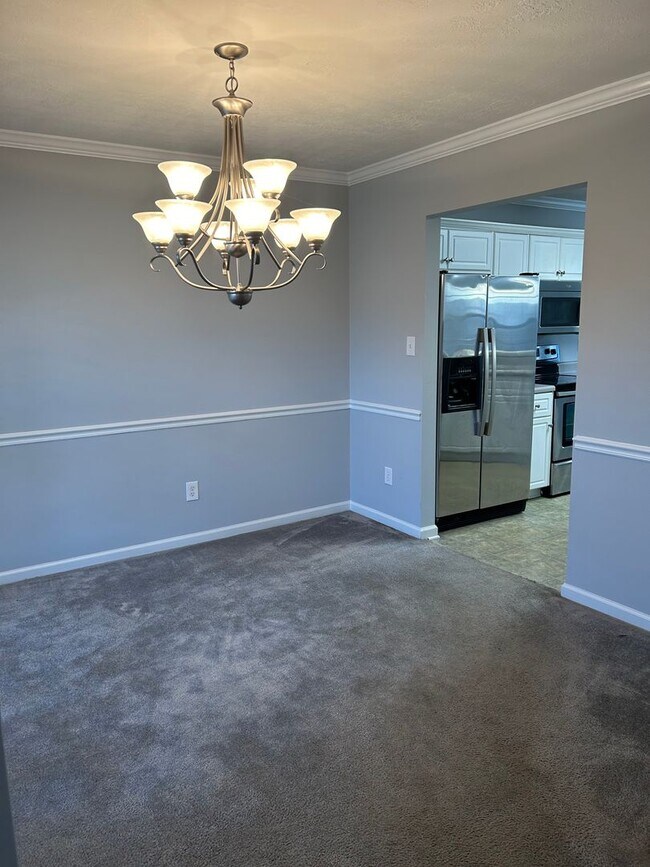 Building Photo - Spacious Family Rental in Prime Location