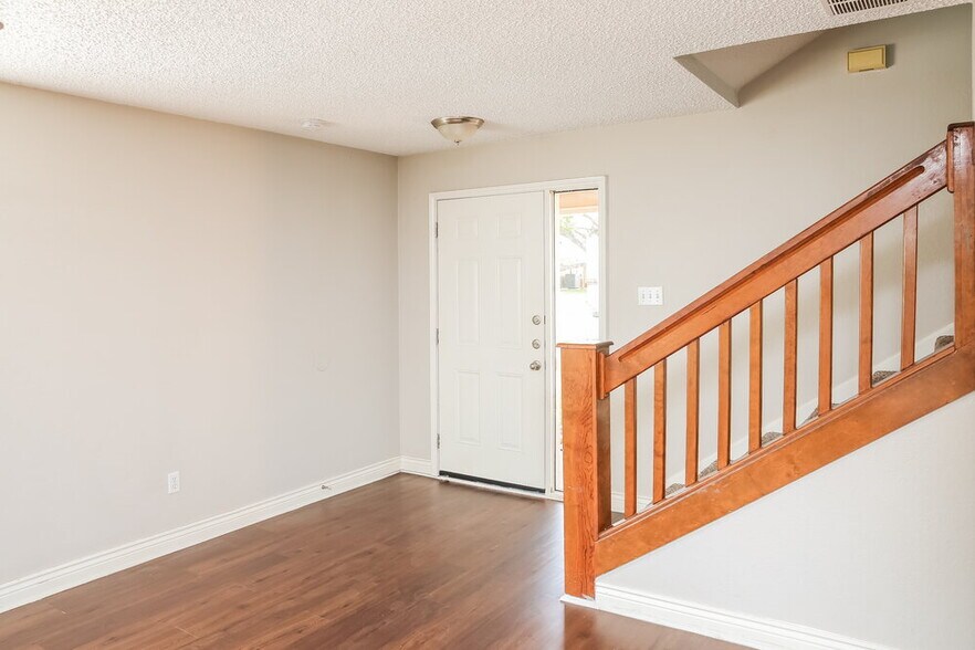 Building Photo - 1521 Lincolnshire Way