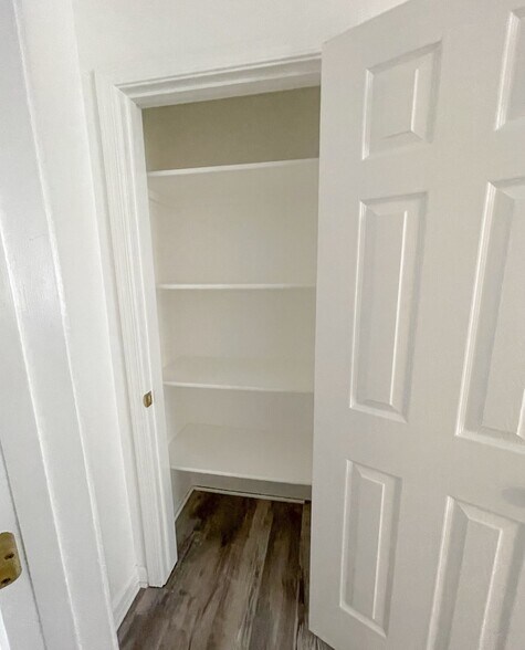 Building Photo - 14 E 400 S