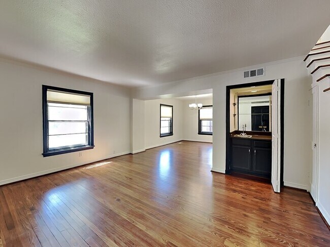 Building Photo - 6442 Bordeaux Ave