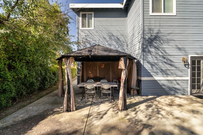 Building Photo - 1410 Encino Ave