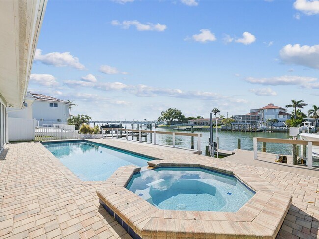 Building Photo - 441 Palm Island NE