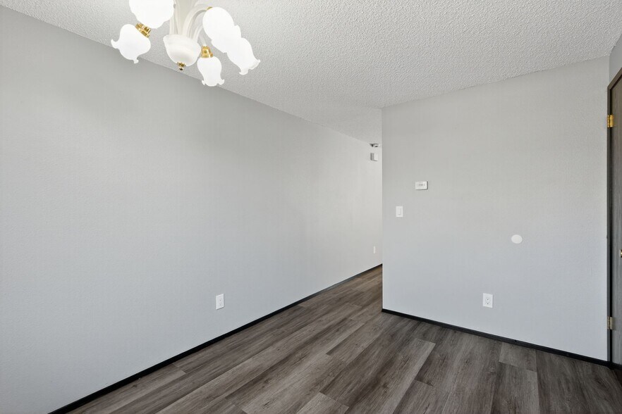 Building Photo - 912 Algona Blvd N