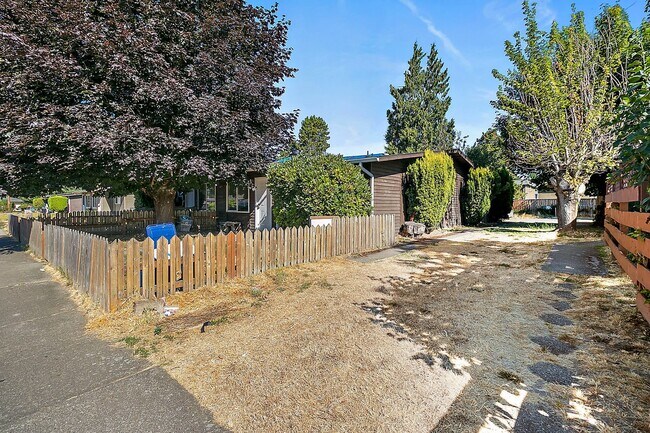 Building Photo - 417 22nd St SE