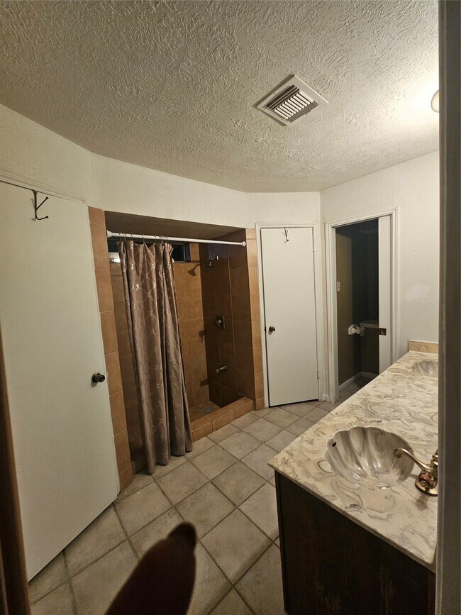 Building Photo - 4011 Alshire Dr